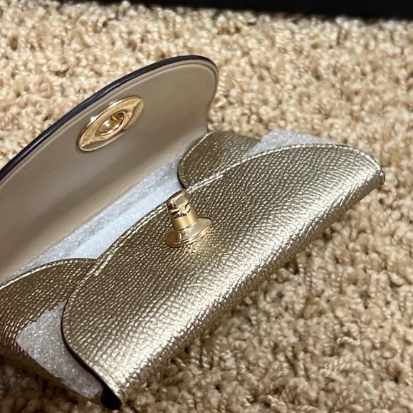 New Coach Turnlock Card Case Metallic Platinum Gold Leather C2420 Wallet - Picture 2 of 3